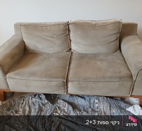 ספה עם כיסוי בד על הרצפה